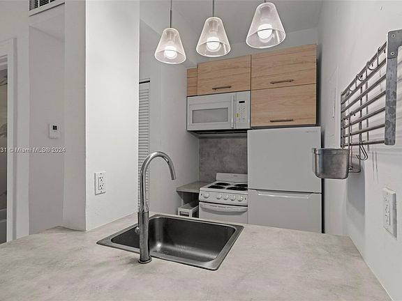 4th image of 536 14th St APT 209
