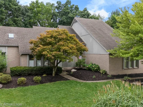 24454 Redwing Dr, Novi, MI 48374