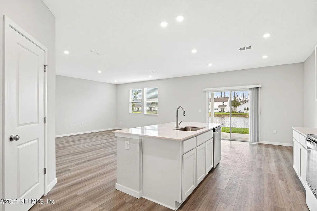 Building Photo - 14710 Cashew Ave