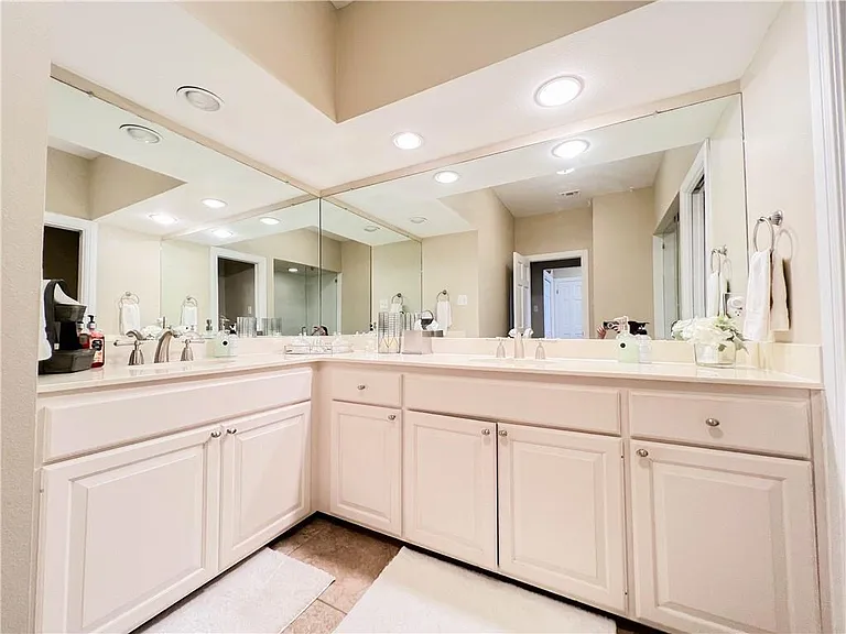 1911 Clubhouse Hill Dr #20 — Photo 14