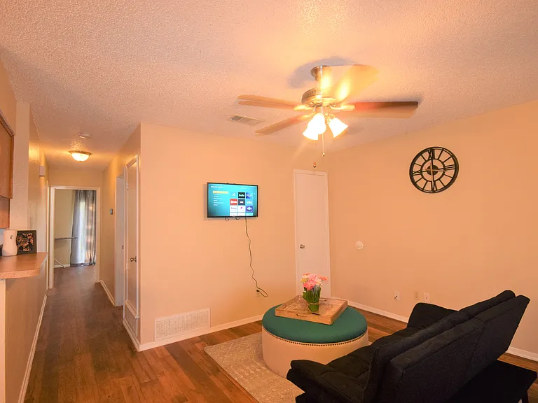 6401 Basswood Dr #C — Photo 2