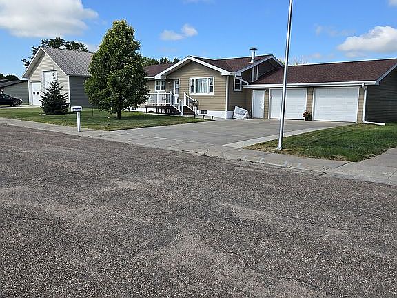 3rd image of 936 Elm Ave