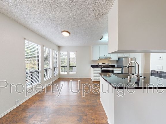3rd image of 905 Lakeside Dr APT 5