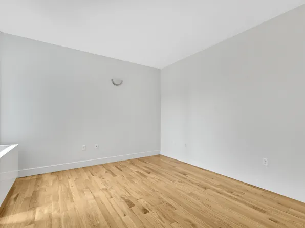 142 Richards Street image 4 of 8