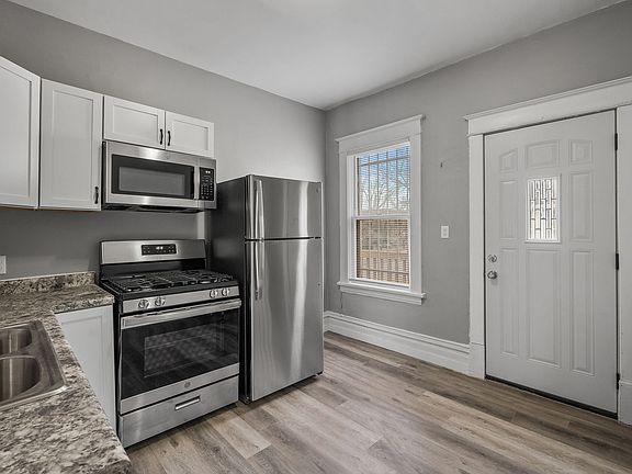 3rd image of 203 Grotto St N APT 1