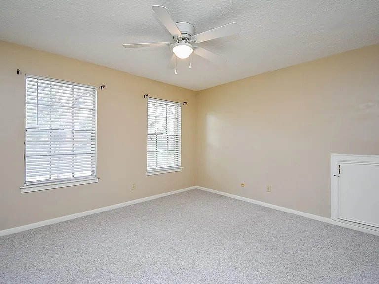 910 Shillington Dr — Photo 43