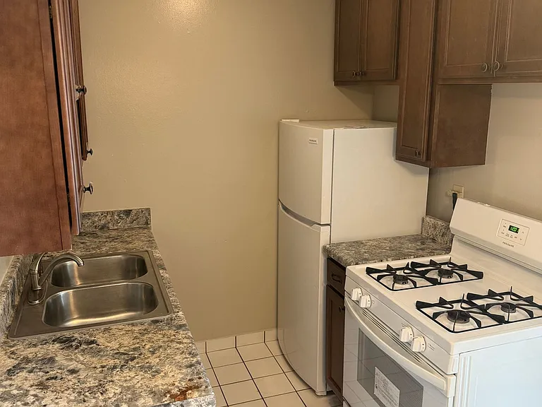 Cedar Avenue Apartments — Photo 16