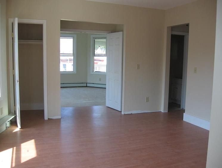 2nd image of 246 Willow St