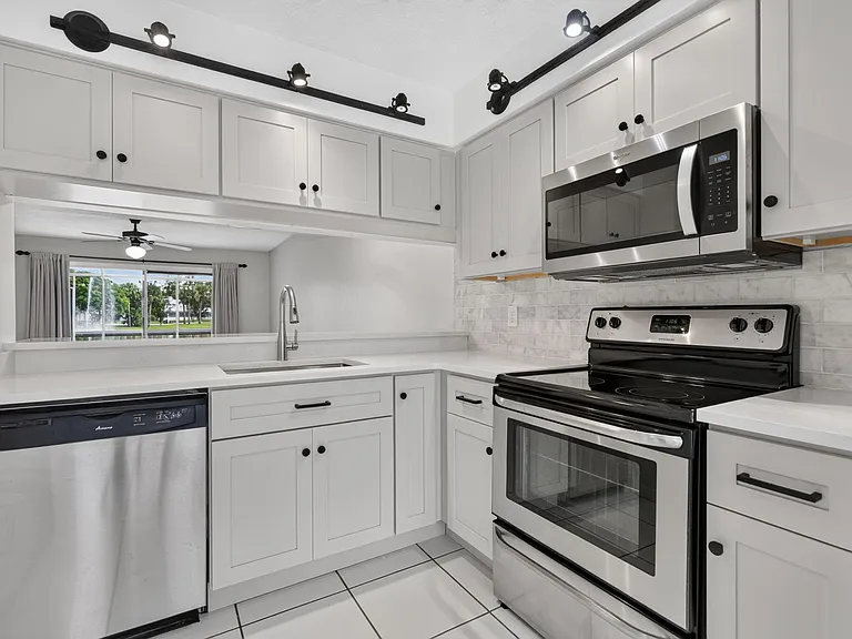 6254 Riverwalk Ln #5 — Photo 1