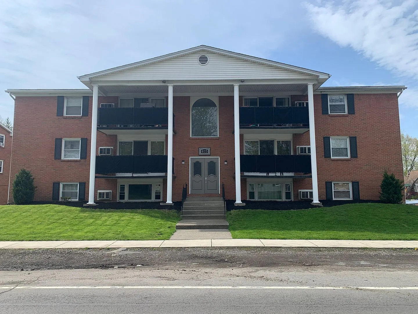 Center Road Apartments — Photo 2