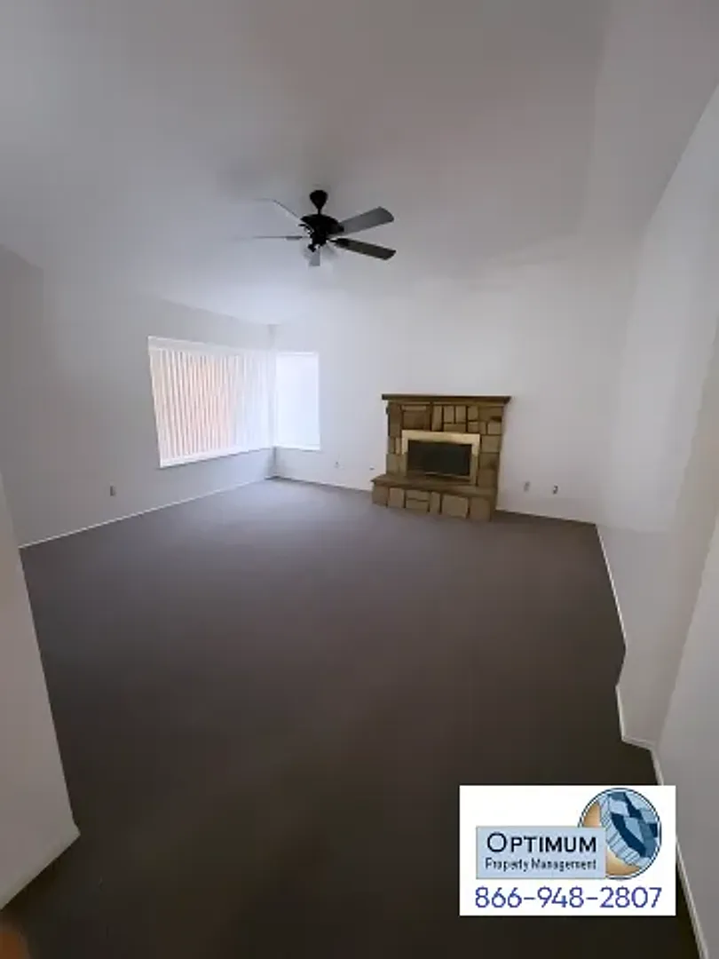 Spacious 4 Bedroom, 2 Bathroom Home in Central Victorville — Photo 4