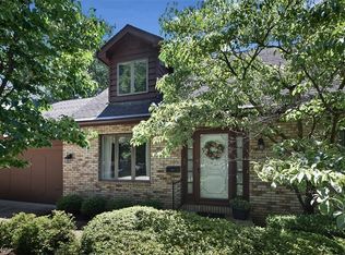 1054 Creek Ln, Rocky River, OH 44116