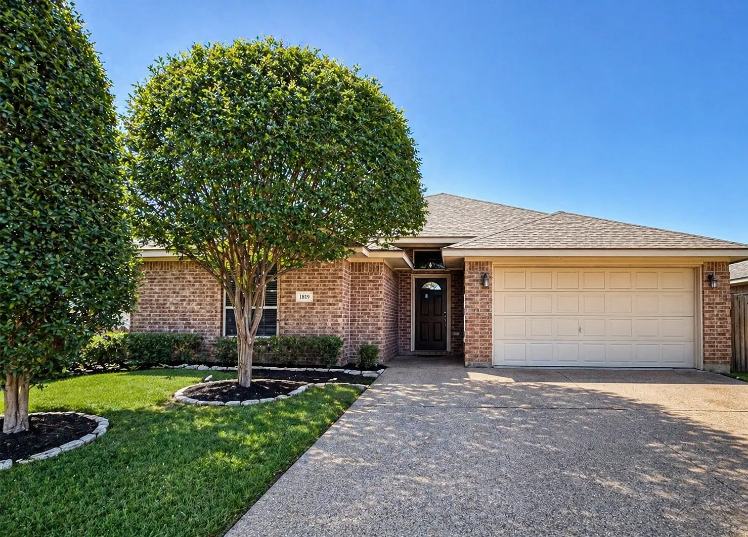 5 bed, 2264 sqft, $2,400 — Photo 1
