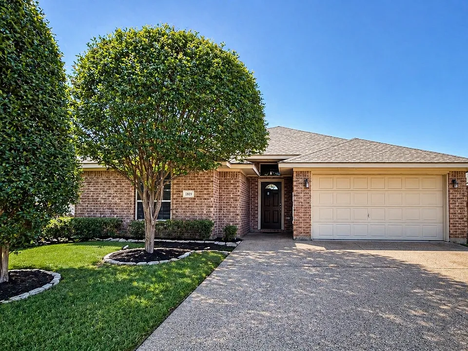 1019 Emerald Dove Ave