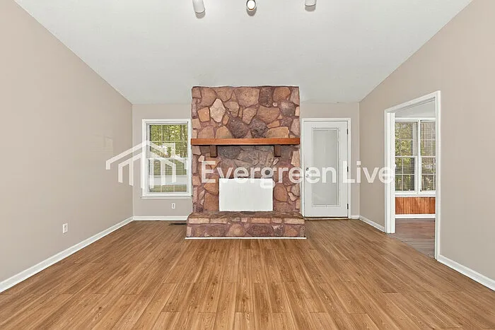 3 bed, 2.0 bath, 1352 sqft, $1,595 — Photo 3