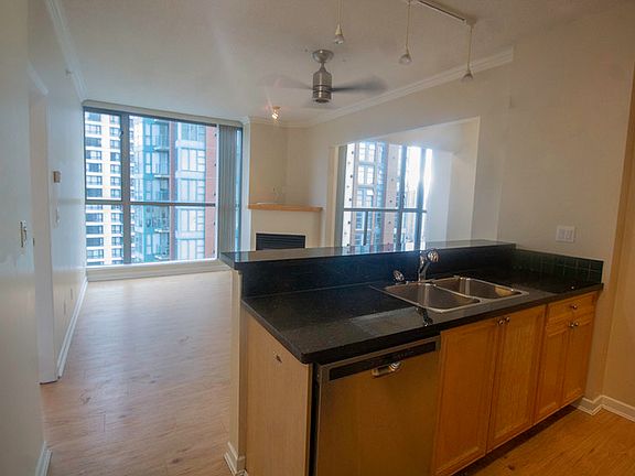 5th image of 928 Richards St #1904