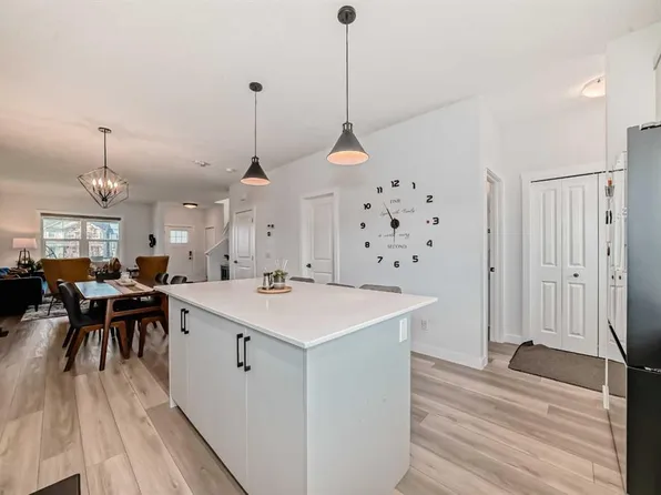 114 N Midgrove Grn SW, Airdrie, AB T4B 1A8