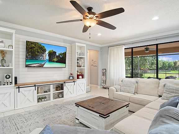 3rd image of 301 SE Huntington Circle