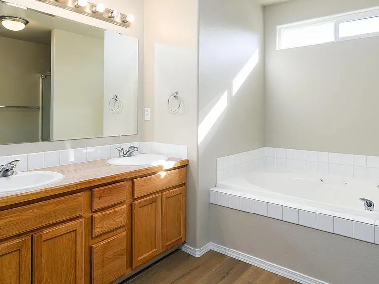 335 E Moskee St — Photo 11