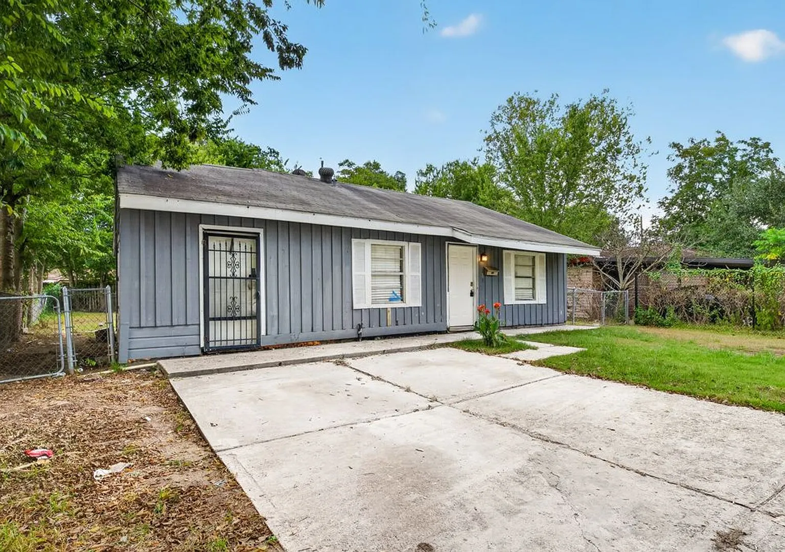 Charming 3-Bedroom Houston Home | Convenient 77033 Location | Housing Vouchers Accepted — Photo 1