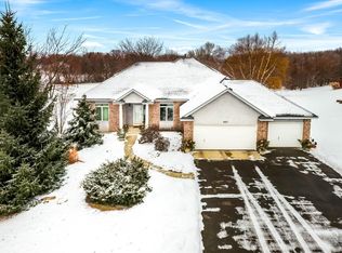 883 Carriage Cir, Shakopee, MN 55379