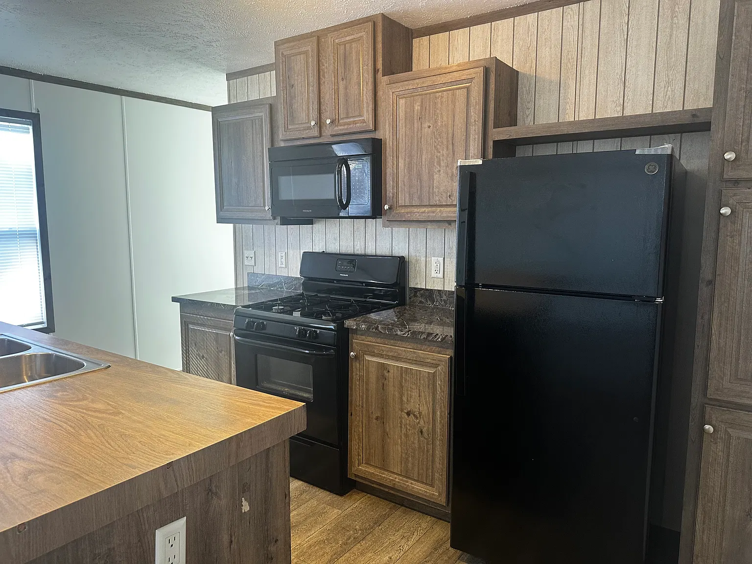 3 bed, 1056 sqft, $1,099 — Photo 2