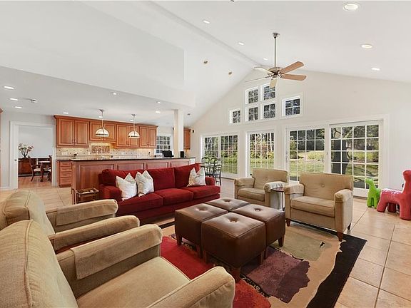 4th image of 21 Hillair Cir
