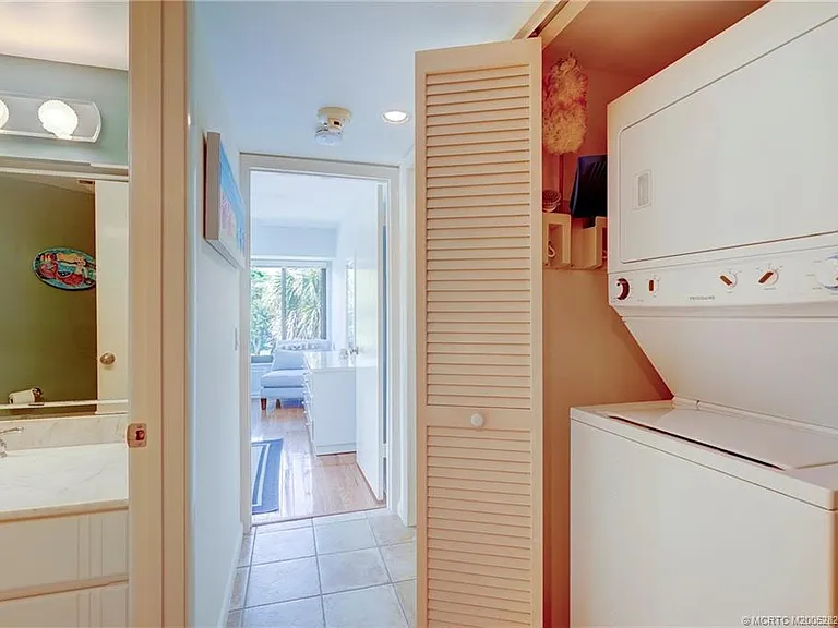 233 NE Edgewater Dr #201 — Photo 28