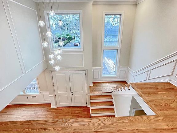 2nd image of 405 Valley Rd