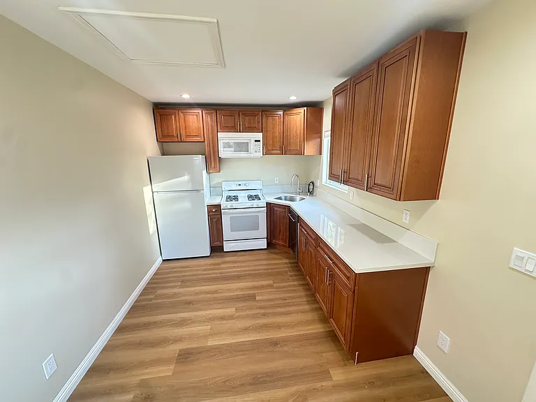 10644 1/2 Pinewood Ave — Photo 19