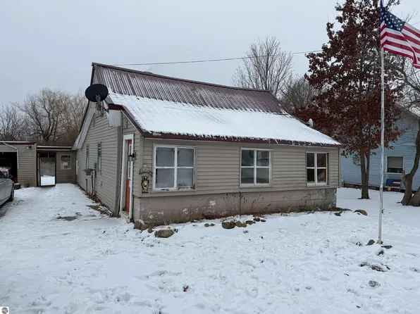142 1st St, Marion, MI 49665