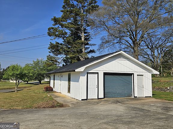 3rd image of 472 Haywood Valley Rd