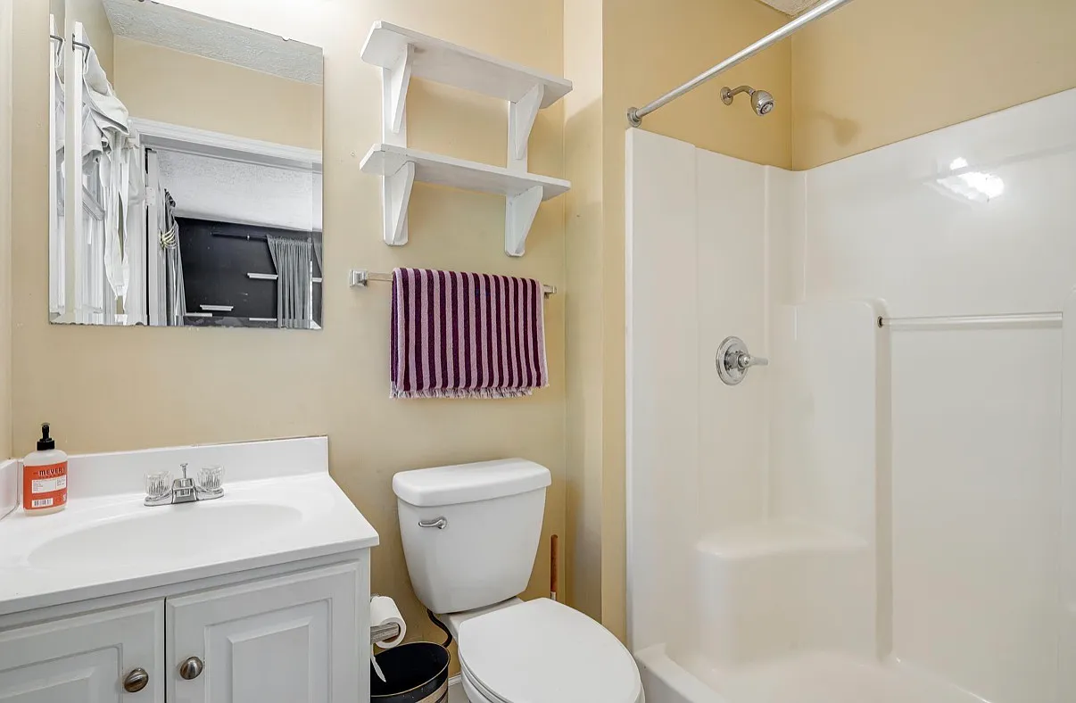 3 bed, 1100 sqft, $2,200 — Photo 2