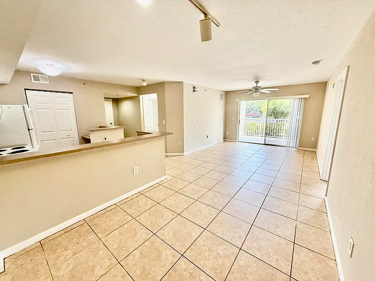 181 SW Palm Dr #103 — Photo 9