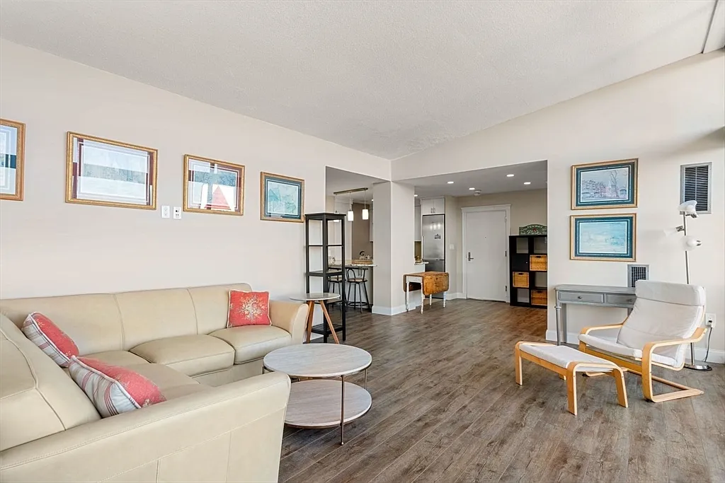 2 bed, 2.0 bath, 1255 sqft, $5,500 — Photo 1