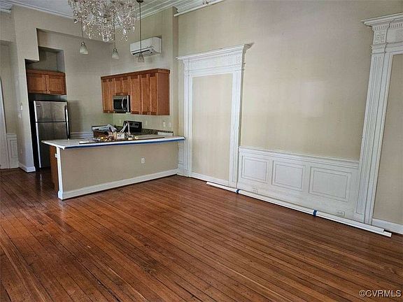 2nd image of 1144 W Grace St #107