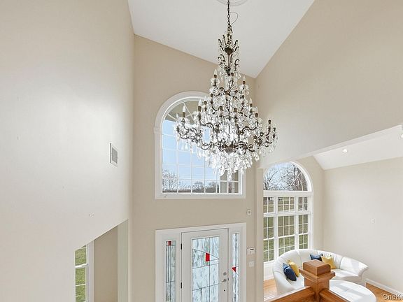 4th image of 107 Breeze Hill Road
