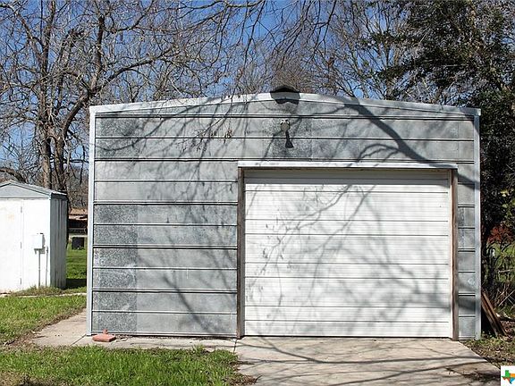 4th image of 717 Bois Darc St