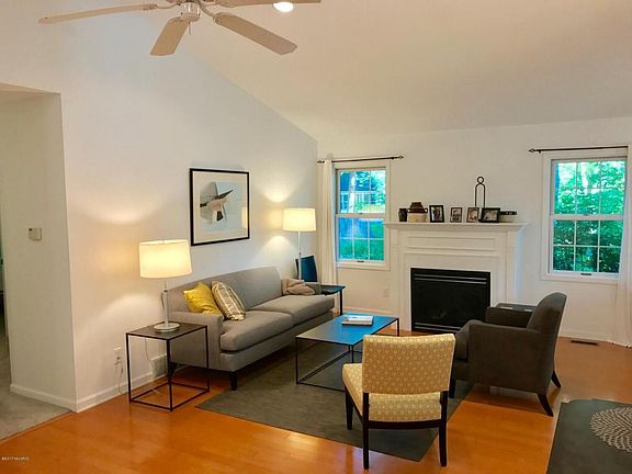 3rd image of 585 Woodbridge Cir