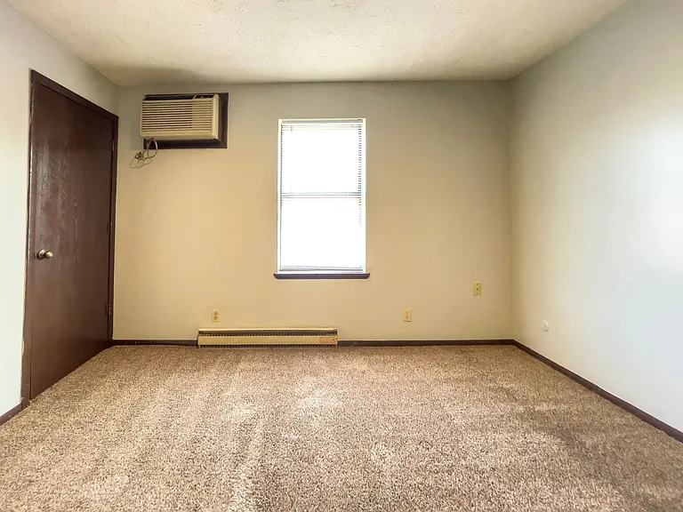 East Memorial Apartments — Photo 49