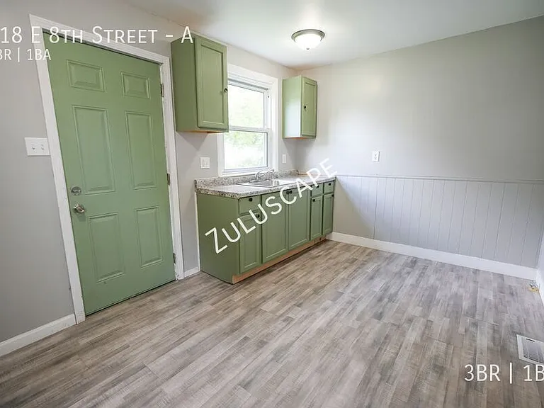 218 E 8th St #A — Photo 4
