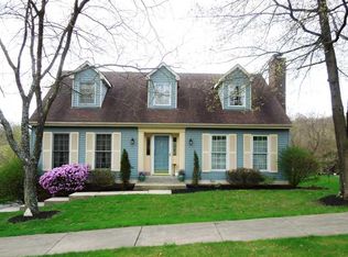 627 W Parliament Dr, Coraopolis, PA 15108