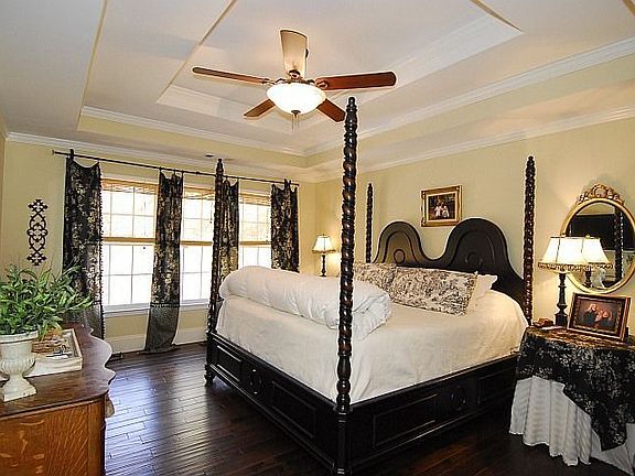 Spacious master retreat with white Siberian Oak floors!