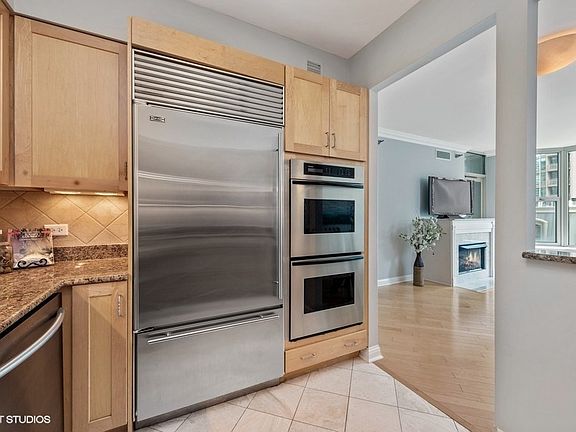 5th image of 25 E Superior St APT 1404