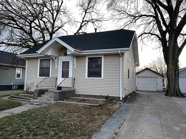 207 N Pine St — Photo 2