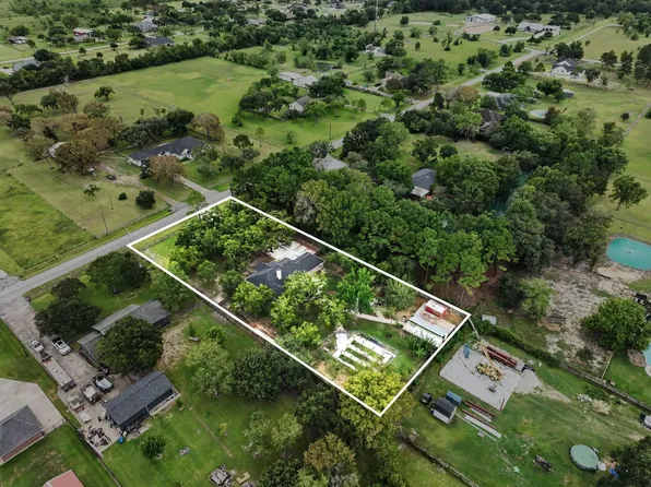 142 Happy Hollow St, Alvin, TX 77511