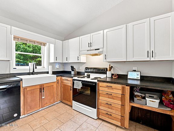 4th image of 211 Nottingham Drive