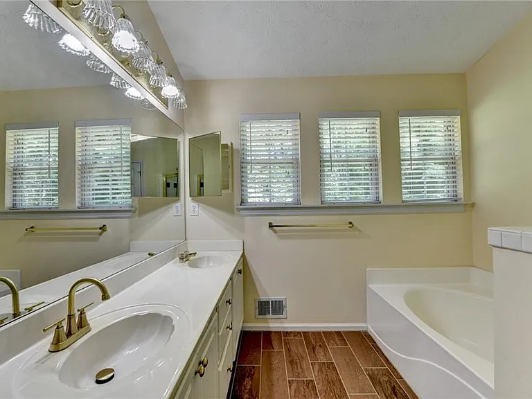 3380 McClure Woods Dr — Photo 31