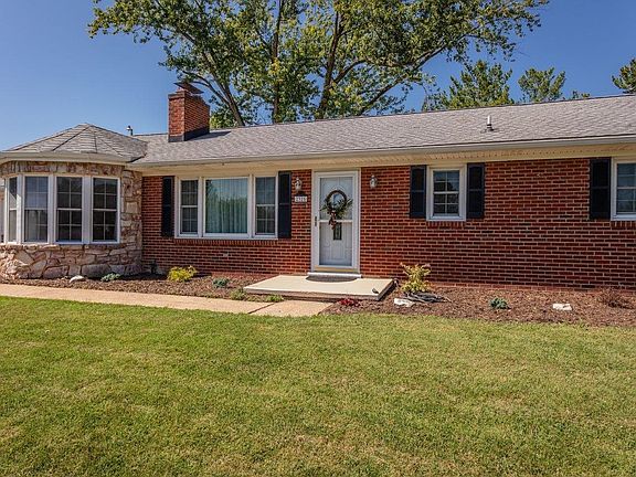 4th image of 2325 Maple Dr