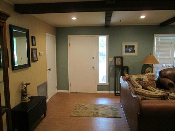 4th image of 715 Oak Ln